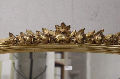 Miroir biseauté art déco en bois doré.