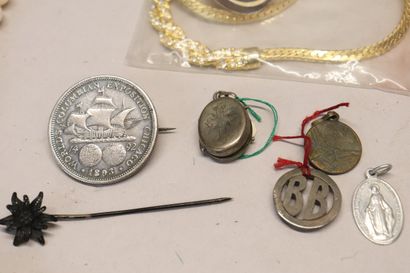 Lot de bijoux fantaisie : médailles , pendentifs,...