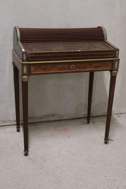 Bureau de dame à cylindre de style Louis...