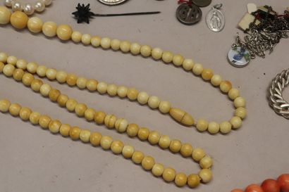 Lot de bijoux fantaisie : médailles , pendentifs,...