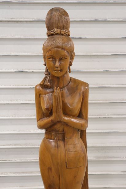 Grand sujet en bois dur sculpté représentant...