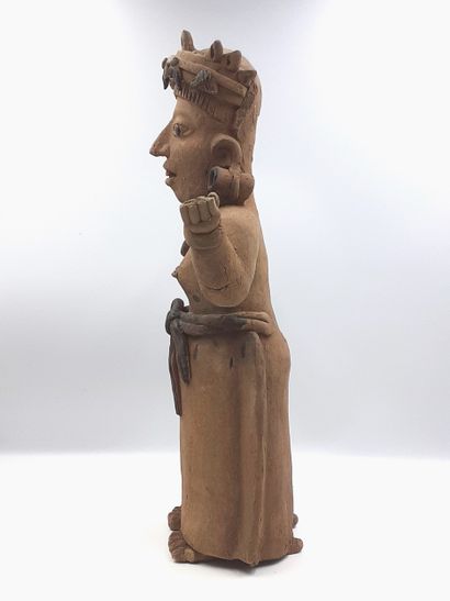 Statue de prêtre ou prêtresse en terre cuite...