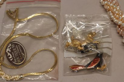 Lot de bijoux fantaisie : médailles , pendentifs,...