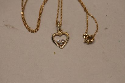Une chaîne et un pendentif coeur en plaqué...