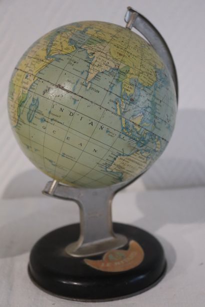 Globe terrestre Mappemonde deux en tole allemande...