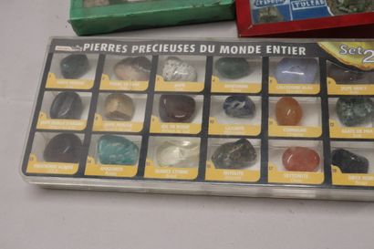 Lot divers : collection de minéraux, figurines...