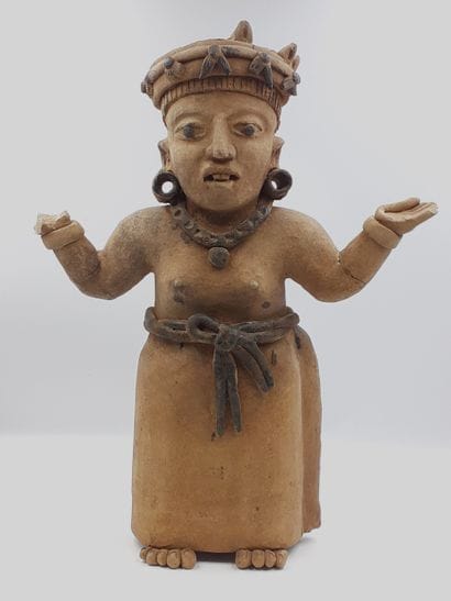 Statue de prêtre ou prêtresse en terre cuite...