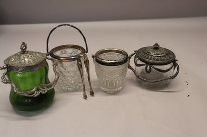 Deux seaux à glace en verre moulé et cristal...