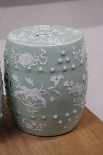 Paire de tabourets en porcelaine émaillée...