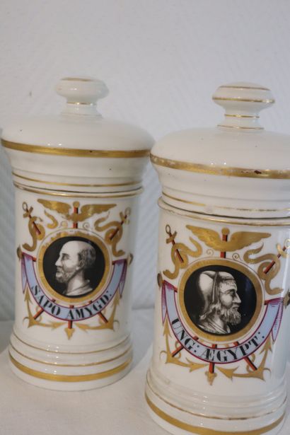 Suite de 6 pots à pharmacie en porcelaine,...