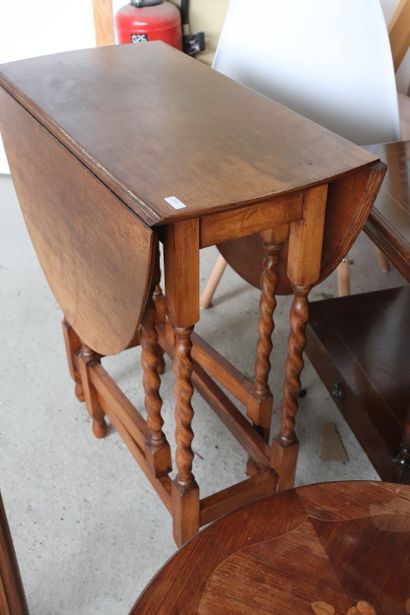 Lot de quatre petits meubles : une table...
