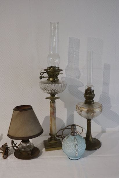 Lot de 4 lampes dont une paire de lampes...