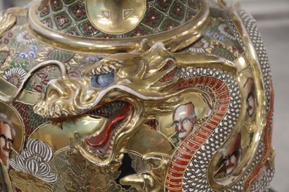 JAPON - SATSUMA - Vase balustre en céramique...