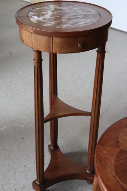 Lot de quatre petits meubles : une table...