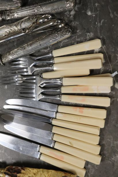 Lot de couverts à découper et couverts de...