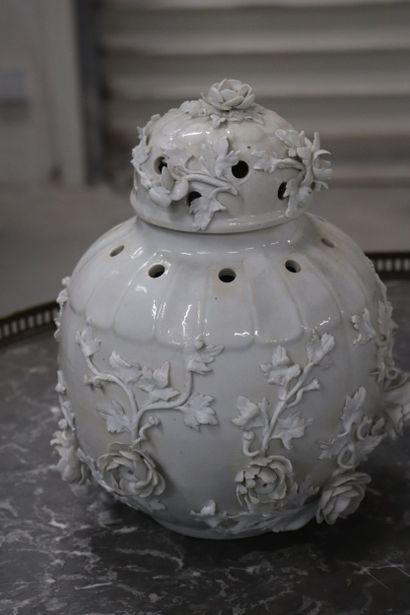 Paire de pots couverts ou brûle parfums en...
