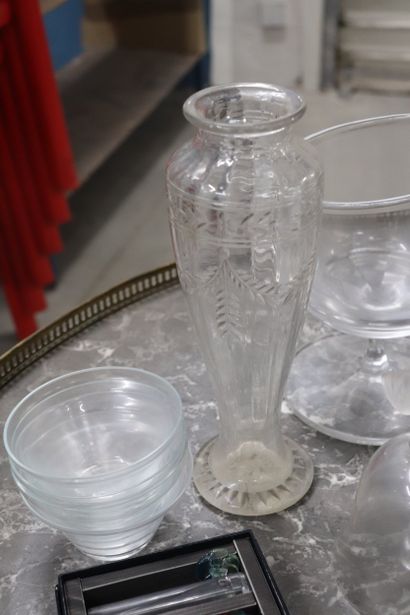 Lot de verrerie : un vase de style Empire,...