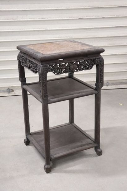 Guéridon ou porte pot en bois dur sculpté...