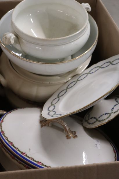 Dans 3 cartons, important lot de porcelaine...