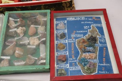Lot divers : collection de minéraux, figurines...