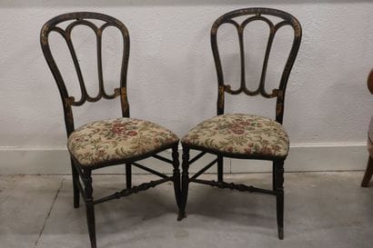 Paire de chaises charivari en bois noirci...