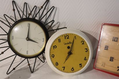 Lot 1960 avec pendules murales, dont Vedette,...