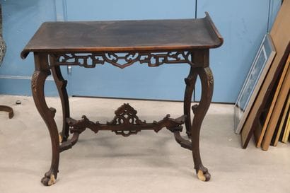 Table à thé en bois dur dans le goût de VIARDOT,...
