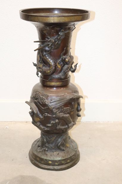 Important vase dans le goût du Japon, en...