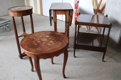 Lot de quatre petits meubles : une table...