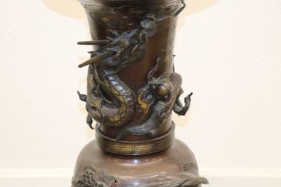 Important vase dans le goût du Japon, en...