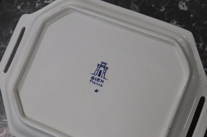 GIEN plat octogonal à deux anses en faïence...