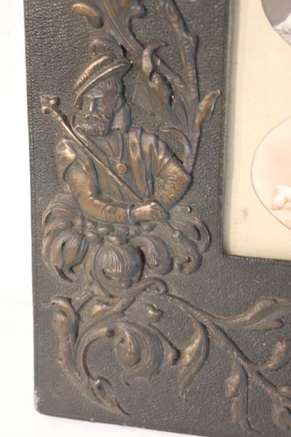 lot avec une paire de cadres à décor appliqué...