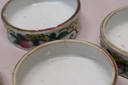 CHINE - Pilulier ou boîte à onguents en porcelaine...