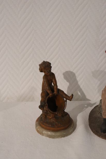 Deux sujets en régule sur base marbre : porte...