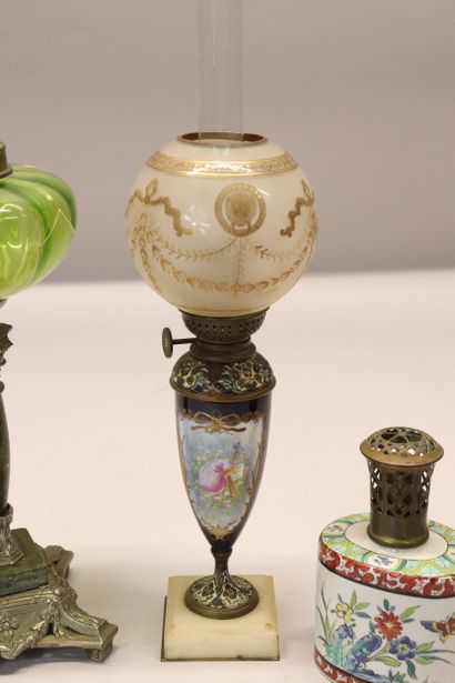 Lampe à pétrole Napoléon III en verre vert...