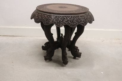 Guéridon rond bas à six pieds en bois dur...