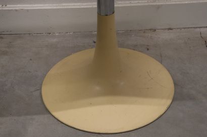 Pied de table en métal laqué crême dans le...