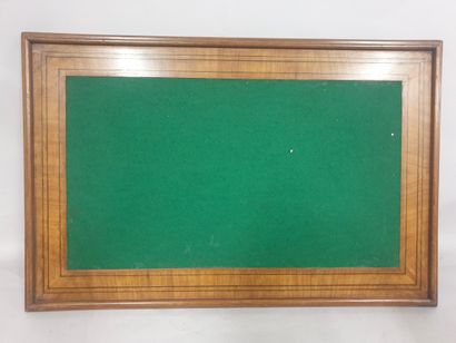 Plateau en bois à décor marqueté et pyrogravé...