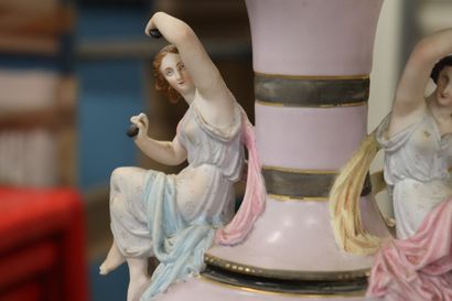 Paire de vases balustre sur piedouche, en...