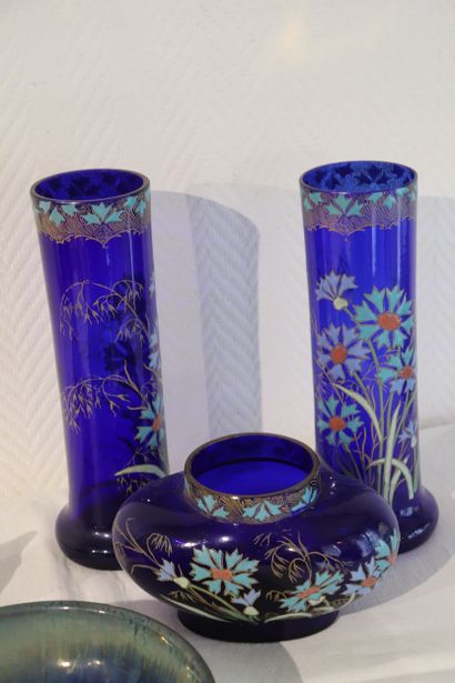 Lot avec garniture en verre bleu à décor...