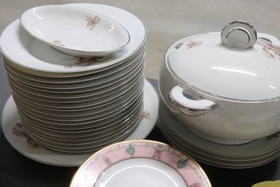Dans 3 cartons, important lot de porcelaine...