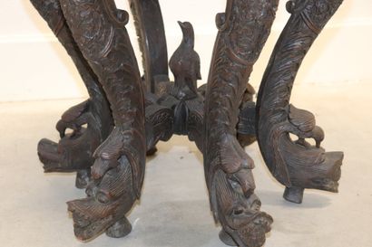 Guéridon rond bas à six pieds en bois dur...