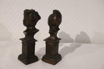 paire de cachets en bronze enfants au bonnet...