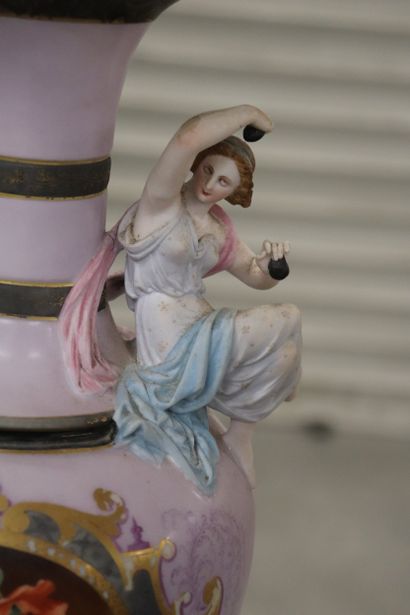 Paire de vases balustre sur piedouche, en...