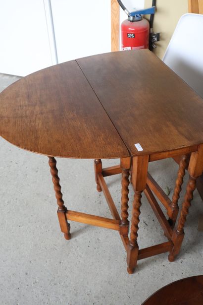 Lot de quatre petits meubles : une table...