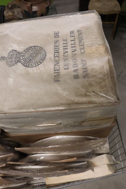 Stock neuf de faïences de Lunéville : plateaux...