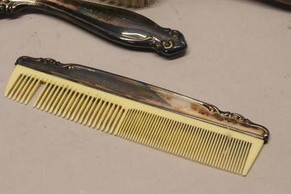 Nécessaire de toilette comprenant : un vaporisateur,...