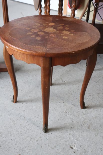 Lot de quatre petits meubles : une table...