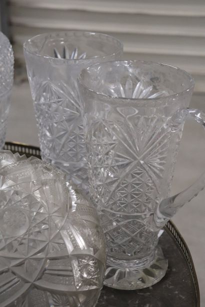 Important lot de verrerie : un vase et un...