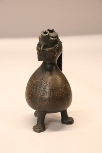 Aquamanile en bronze patiné de forme balustre,...